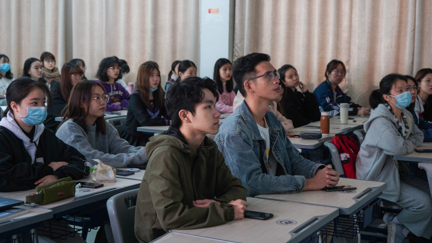 同学们认真观看直播3.jpg 同学们认真观看直播3.jpg