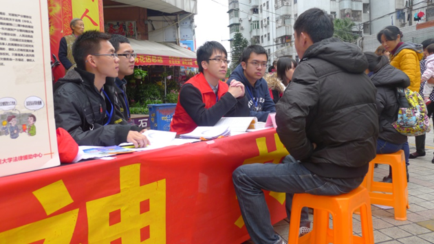 法援志愿者们耐心地向民众解答问题.png